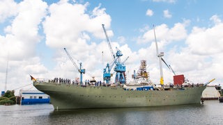 Das Marine-Segelschulschiff «Gorch Fock» wird aus einem Dock der Bredo-Werft ausgedockt