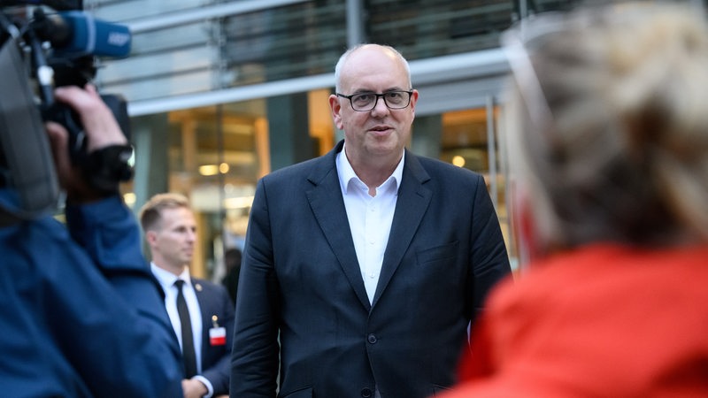 Andreas Bovenschulte (SPD), Bürgermeister von Bremen, kommt nach der Ministerpräsidentenkonferenz (MPK) aus der NRW-Landesvertretung.