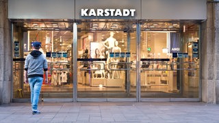 Der Eingang zum Karstadt-Gebäude in Bremen