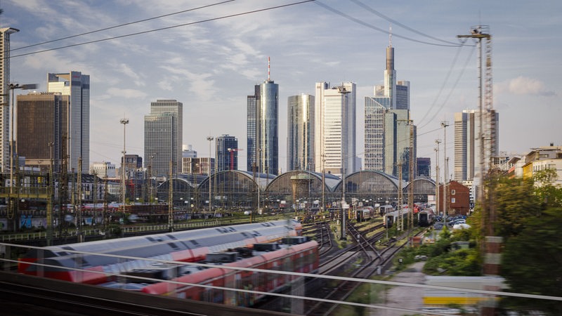 Die Skyline von Frankfurt mit vielen Wolkenkratzern.