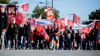 Teilnehmerinnen und Teilnehmer einer Demonstration der IG Metall Küste ziehen von der Bremer Bürgerweide zu einer Kundgebung auf dem Bahnhofsvorplatz.