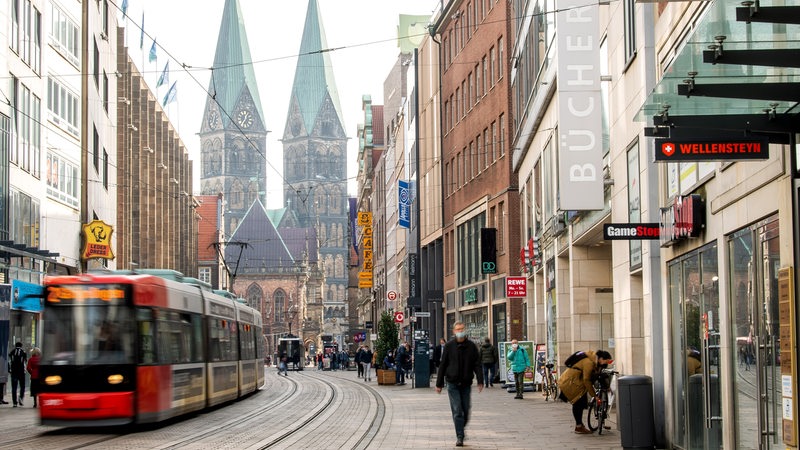 Passanten laufen durch die Bremer Innenstadt.
