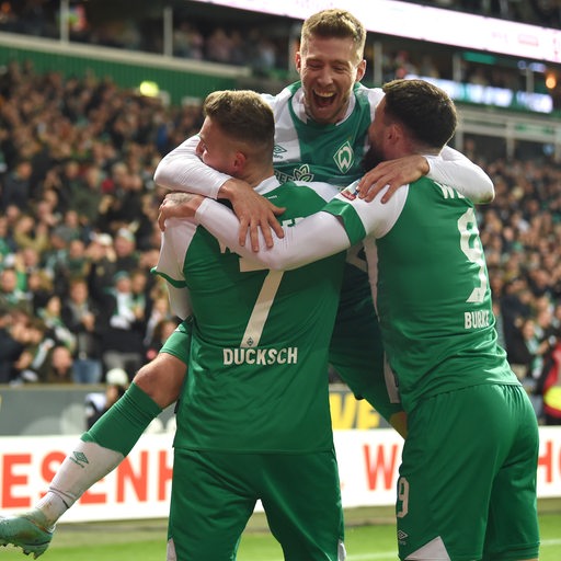 Die Werder-Spieler Marvin Ducksch, Mitchell Weiser und Oliver Burke bejubeln den Treffer gegen Schalke.