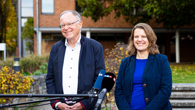 Stephan Weil (SPD, l), Ministerpräsident von Niedersachsen, und Julia Willie Hamburg (Bündnis 90/Die Grünen, r) geben ein Pressestatement zu den Koalitionsverhandlungen ab.