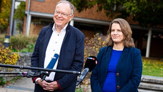 Stephan Weil (SPD, l), Ministerpräsident von Niedersachsen, und Julia Willie Hamburg (Bündnis 90/Die Grünen, r) geben ein Pressestatement zu den Koalitionsverhandlungen ab. 