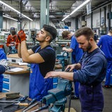 Auszubildende in Metallberufen arbeiten 