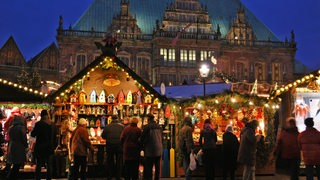 Menschen vor Bude auf dem Weihnachtsmarkt in Bremen