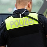 Polizist von hinten