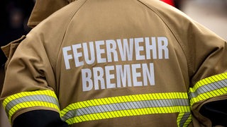 Beschäftigter der Feuerwehr Bremen stehen in einem Kreis