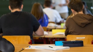 Schüler sitzen im Klassenzimmer