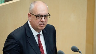 Bremens Bürgermeister Andreas Bovenschulte bei einer Rede im Bundesrat