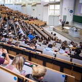 Studierende sitzen im Hörsaal der Universität Bremen