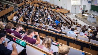 Studierende sitzen im Hörsaal der Universität Bremen