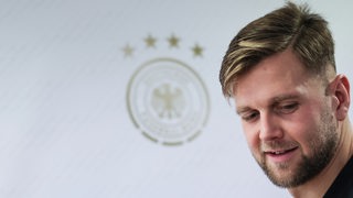Werder-Stürmer Niclas Füllkrug auf dem Weg zu einer DFB-Pressekonferenz.
