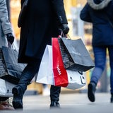 Frau trägt Einkaufstüten