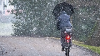 Radfahrer bei Schneeregen in Bremen