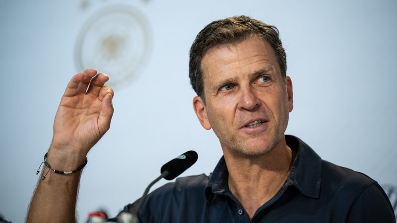 Manager Oliver Bierhoff spricht bei einer Pressekonferenz der WM 2022 über die deutsche Nationalmannschaft