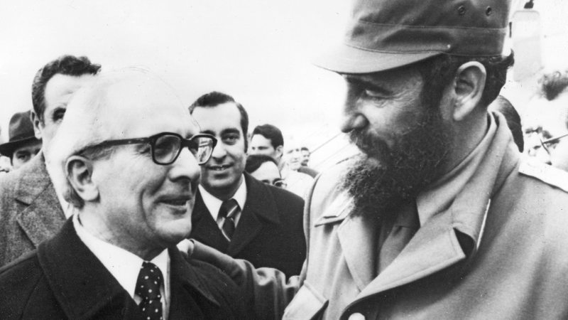 Der kubanische Ministerpräsident Fidel Castro am 02.04.1977 bei seiner Ankunft in Ost-Berlin. Links Erich Honecker.