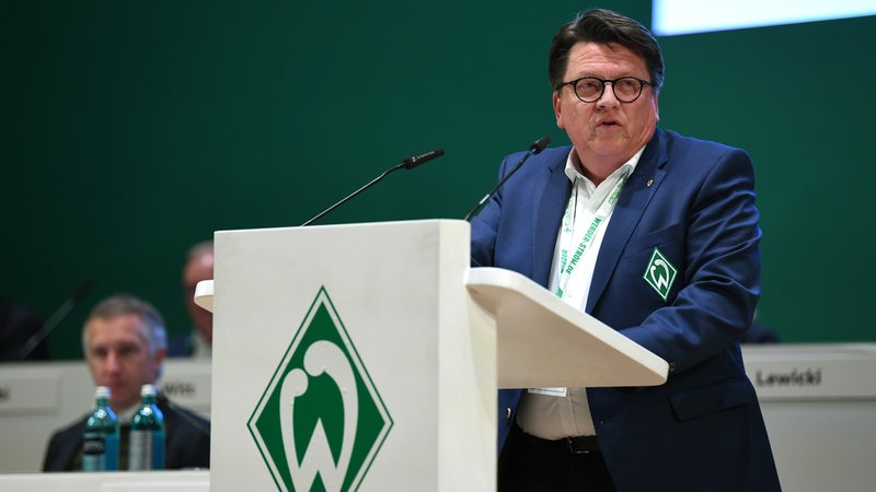 Hubertus Hess-Grunewald, Präsident von Bundesligist SV Werder Bremen, spricht bei der Mitgliederversammlung.