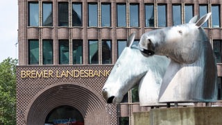 Blick auf das Eingangsportal der Bremer Landesbank.