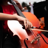 Eine Musikerin spielt Cello