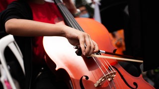 Eine Musikerin spielt Cello