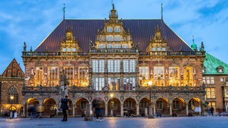 Das Bremer Rathaus in der Abenddämmerung.