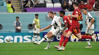 Werder-Stürmer Niclas Füllkrug setzt im WM-Spiel gegen Spanien zum Torschuss an.