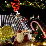 Zahlreiche Lichter erstrahlen am weihnachtlich geschmückten Haus der Familie Borchart in Delmenhorst.