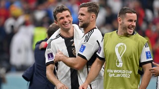 Bayern-Spieler Thomas Müller umarmt nach dem Länderspiel gegen Spanien Werder-Stürmer Niclas Füllkrug.