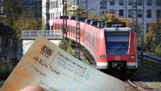 Themenbild zum bundesweiten 49-Euro-Ticket mit Zug im Hintergrund