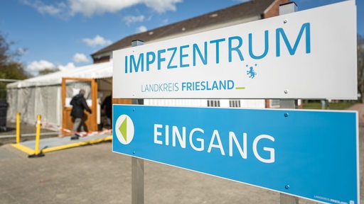 Eine ältere Dame betritt das Impfzentrum Landkreis Friesland. Eine Mitarbeiterin des Impfzentrums Landkreis Friesland soll in sechs Fällen Biotech-Impfstoff durch eine Kochsalzlösung ausgetauscht haben.