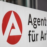 Das Logo der Agentur für Arbeit, ein großes A auf rotem Grund. 