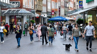 Menschen laufen in der Fußgängerzone Sögestraße.