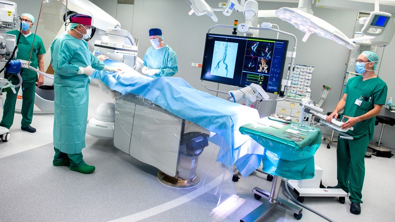 Ärzte stehen in einem Operationssaal.