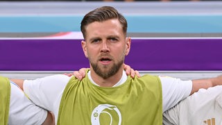 Niclas Füllkrug singt vor dem WM-Spiel gegen Costa Rica die Nationalhymne.