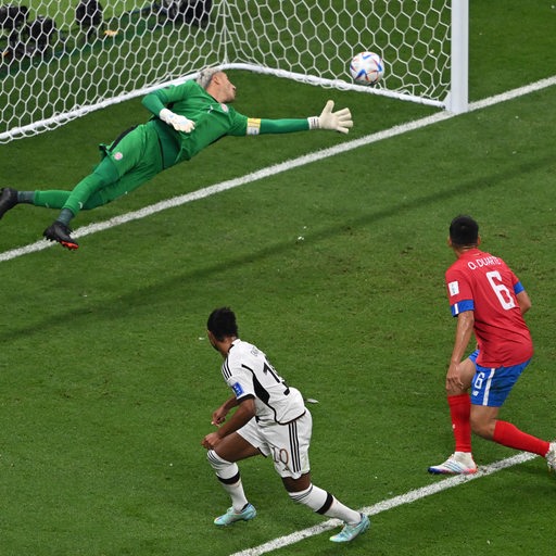 Nationalspieler Serge Gnabry trifft rechts ins Toreck im WM-Spiel gegen Costa Rica.