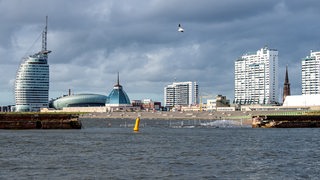 Eine Ansicht von Bremerhaven mit der eingestürzten Nordmole im Vordergrund.