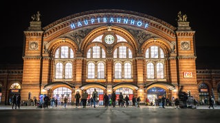 Der Bremer Hauptbahnhof am Abend.