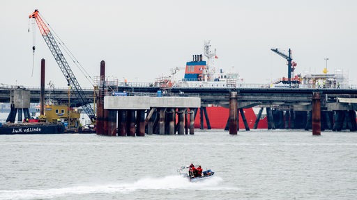 Ein Schnellboot der Wasserschutzpolizei ist vor dem Anleger für das LNG-Terminal in der Nordsee vor Wilhelmshaven unterwegs