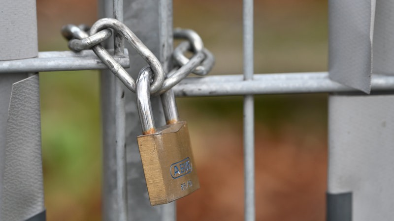 Ein Vorhängeschloss mit Kette