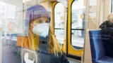 Eine 24-jährige Frau sitzt in einer Straßenbahn der SSB. Die digitale Gesundheitsministerkonferenz der Länder berät über die Zukunft der Maskenpflicht.