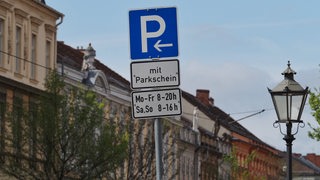 Ein Schild mit der Aufschrift „P mit Parkschein“ steht in der Potsdamer Innenstadt. 