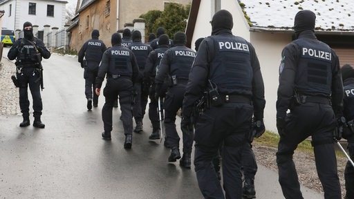 Polizisten bei Razzia gegen Reichsbürger-Szene 