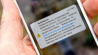Ein Smartphone zeigt eine Probewarnung an. Im gesamten Bundesgebiet fand am Donnerstag der Warntag 2022 statt.
