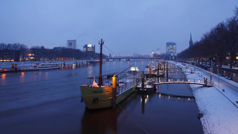 Ein Blick über die Weser auf Höhe der Schlachte
