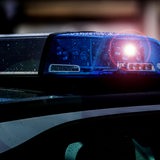 Das Blaulicht eines Polizeiautos blinkt.