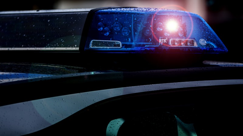 Das Blaulicht eines Polizeiautos blinkt.