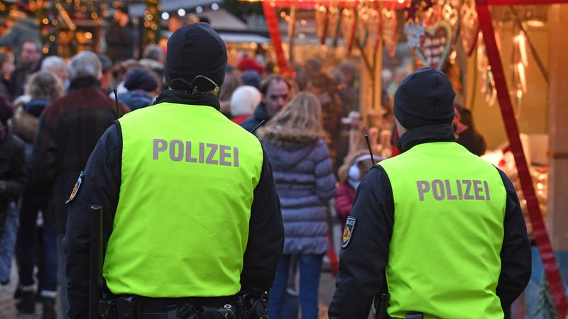 Polizisten gehen über den Weihnachtsmarkt in der Bremer Innenstadt.