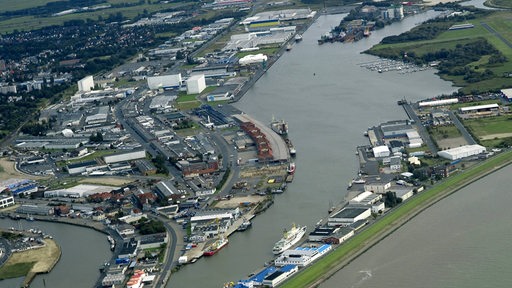 Blick auf den Fischereihafen und den Flugplatz Luneort in Bremerhaven aus dem Jahr 2010